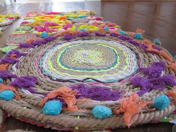 Плетем коврик своими руками: 3 способа — из ниток, косичек и помпонов