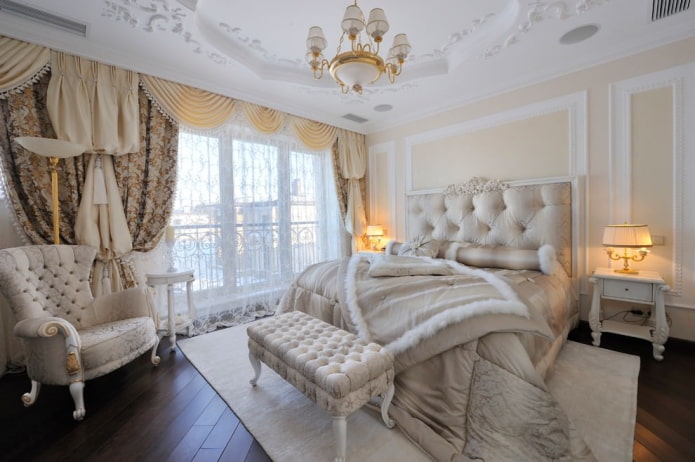 спальня с портьерами и тюлем в классическом стиле