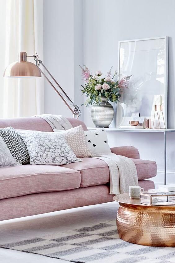 Эффектный розовый диван в гостиной великолепно вписывается в созданный интерьер