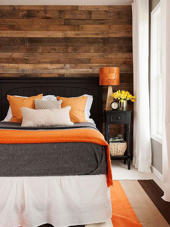В сочетании с оранжевым цветом деревянное изголовье кровати создадут по-настоящему теплую и уютную атмосферу в спальне