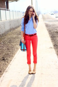 голубая рубашка с красными джинсами сочетания