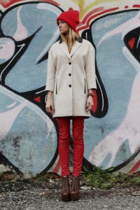 светлое пальто с красными джинсами лук