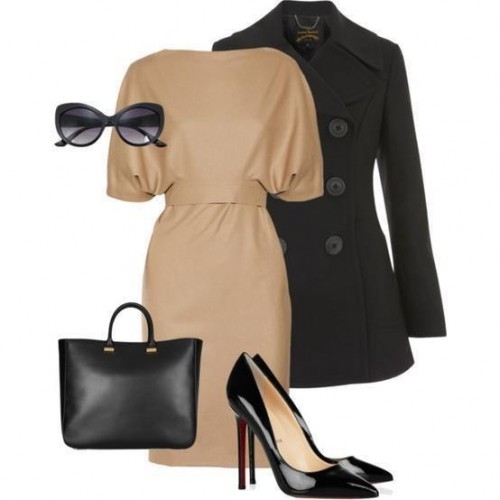 бежевое платье и черное пальто для офиса