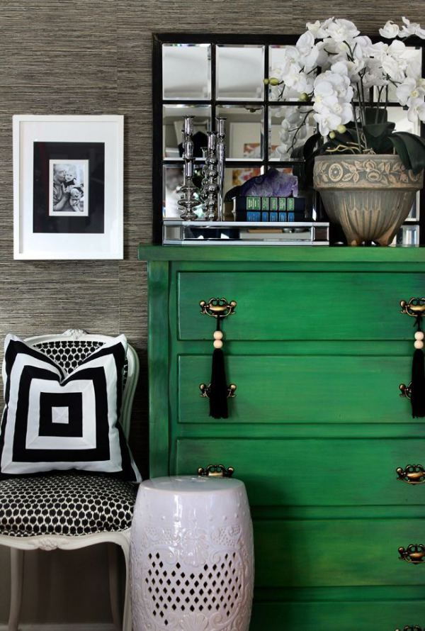 Сочетание зеленой мебели и серого интерьера выглядит спокойно и красиво