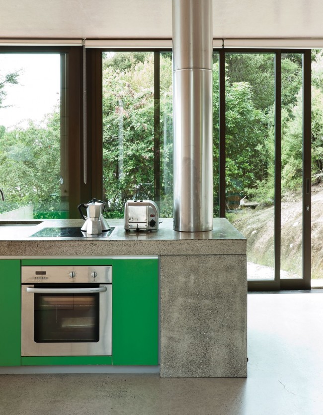 Зеленый вместе с цветом серого гранита и кухонной техники стального цвета выглядят модно и красиво