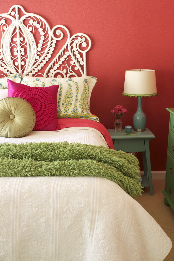 Предметы мебели и аксессуары зеленого цвета красиво смотрятся в персиковой спальне