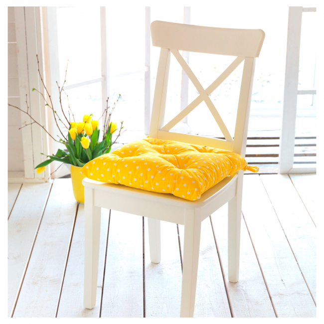 Мягка подушка решает проблему кухонных стульев и табуретов - она делает сиденья мягкими и удобными