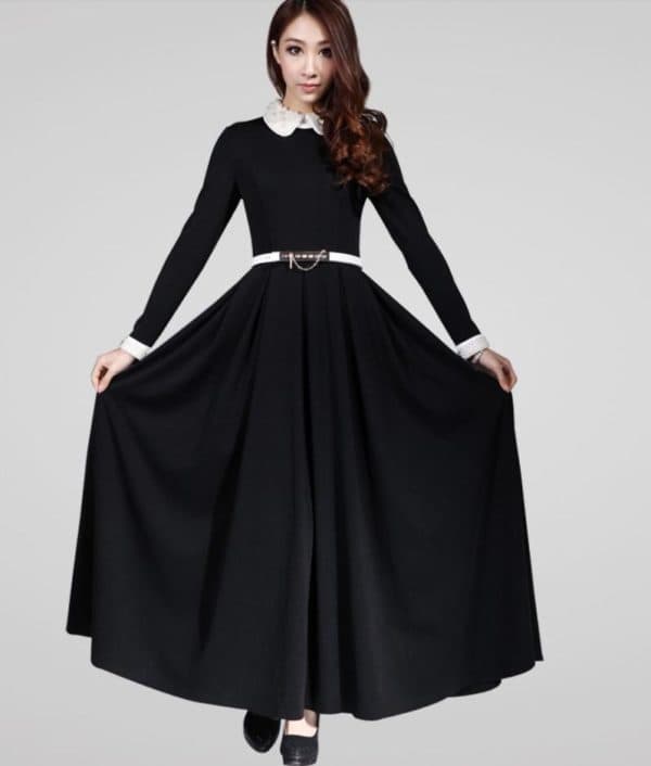 Длинное черное платье со светлым воротником