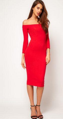 красное платье с открытыми плечами и рукавами