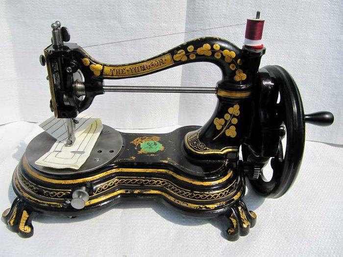 Швейные машинки с ручным приводом достаточно часто еще используются, несмотря на то, что они уже устарели