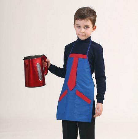 Украсить передник для мальчика можно декором из ткани контрастного цвета