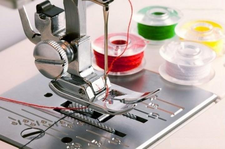 Швейная машина, как и утюг, является бязательным спутником шитья в технике пэчворк. Без двух этих приборов сборка и точные соединения невозможны
