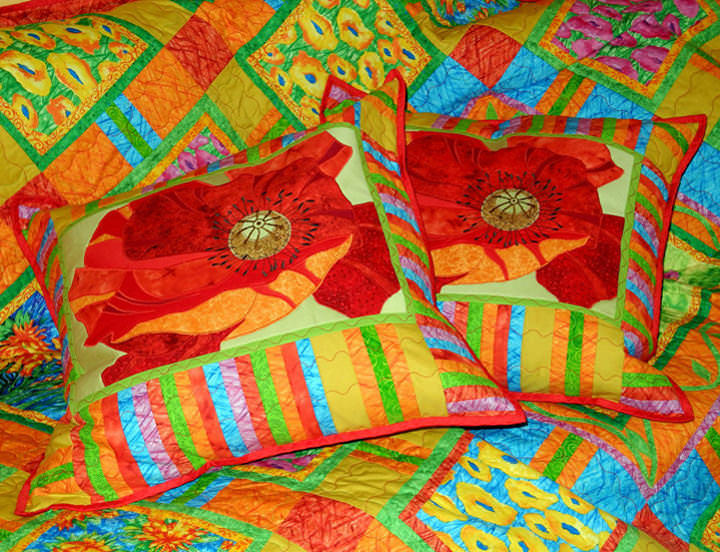 Для пошива пэчворк подушки лучше использовать ткань ярких цветов