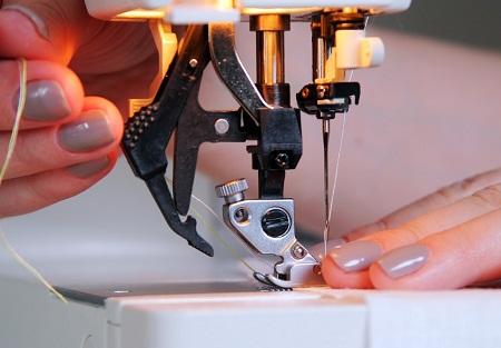 Чтобы не рвалась верхняя нитка, нужно правильно настроить швейную машинку 