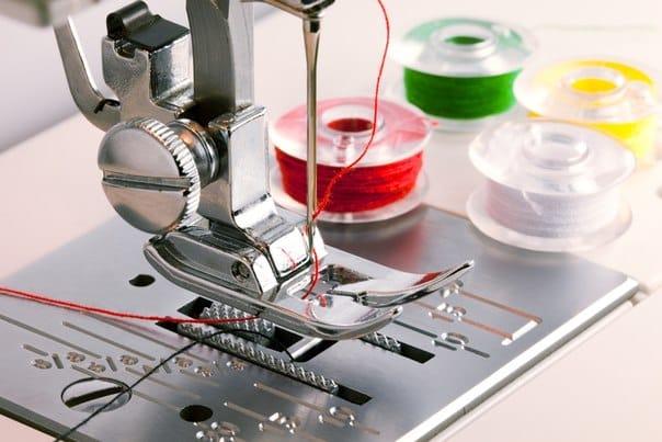 Как пользоваться швейной машинкой: как работать на ручной, как заправить нитку в старую Зингер, видео
