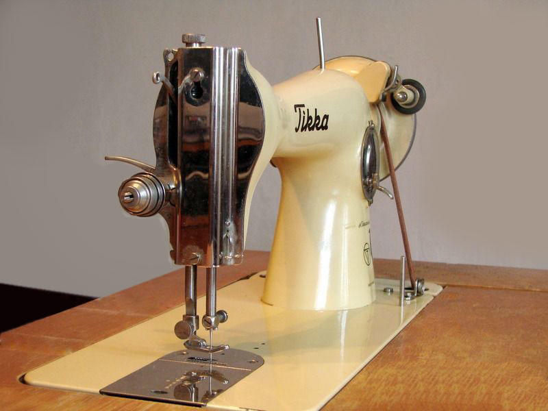 Если вам нужно заправить нитку в швейную машинку старого образца, в таком случае можно ориентироваться на инструкцию на самом устройстве 