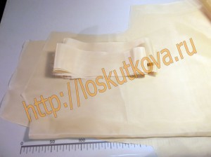 выкроите подкладку и полоски ткани для обработки мехового жилета