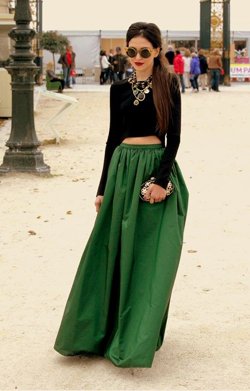 Зеленая юбка с черной кофтой