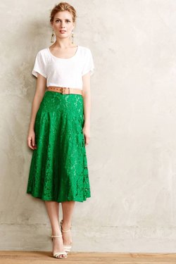 Зеленая юбка с белой кофтой