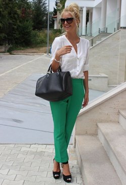 Зеленые брюки с белой кофтой