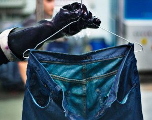 Как покрасить джинсы и другую одежду в стиральной машине?