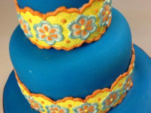 Торжественный торт, окрашенный гелиевыми пищевыми красителями