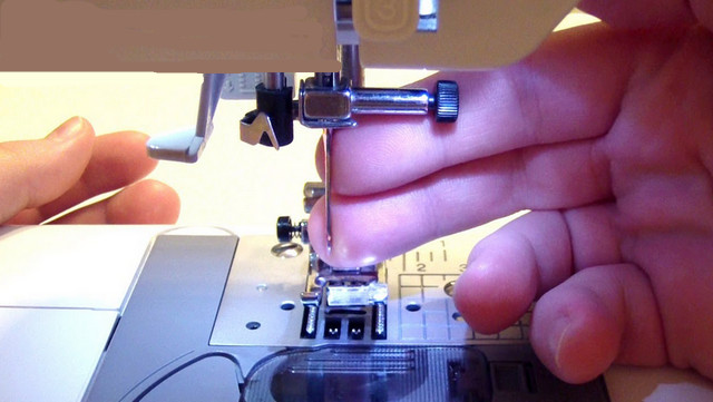 Как установить иглу на швейную машинку