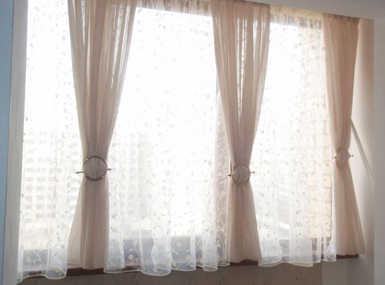 Самодельные шторы из вуали в интерьере