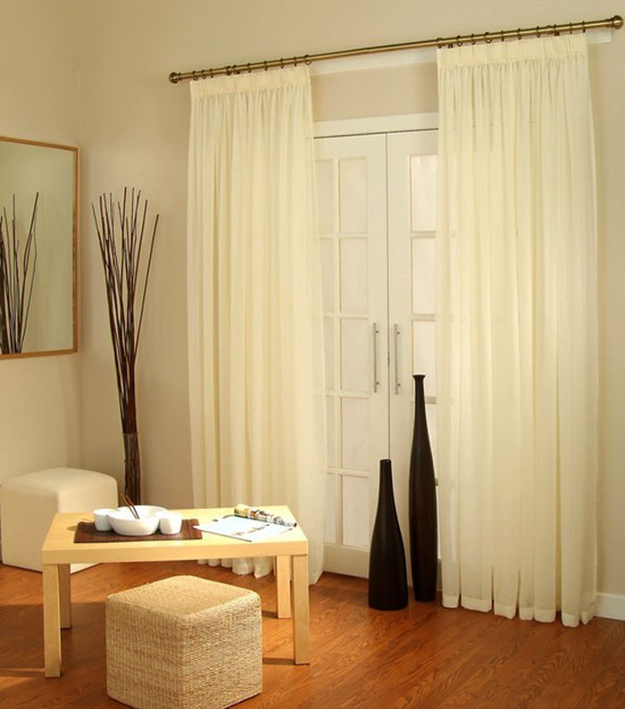 Как показано на фото шторы из вуали используют не только в оконном текстиле, но и при оформлении дверных проемов