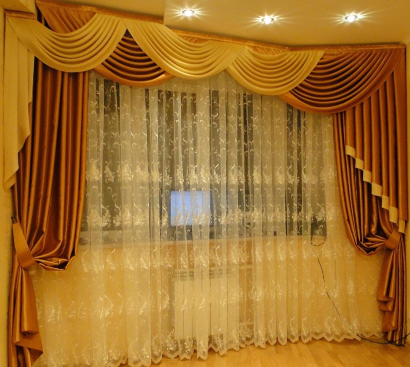 Золотистые шторы в гостиной зачаровывают всех гостей