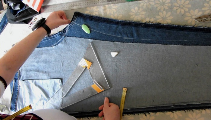 Девушка ушивает джинсы