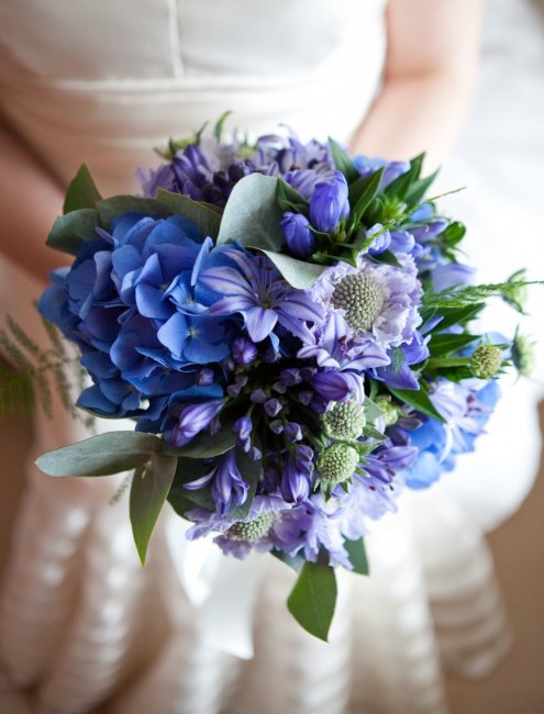 Букет невесты в фиолетовых тонах