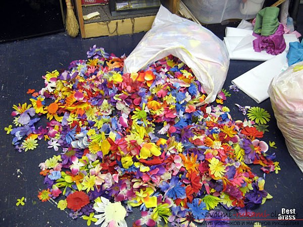 Как сделать платье из цветов для мероприятий: Варианты цветков, пошив, идеи. Фото №1