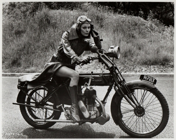 женщина на мотоцикле в коже ретро