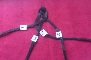 плетение браслетов из шнурков15