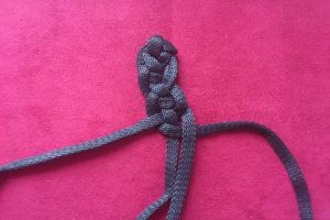 плетение браслетов из шнурков16