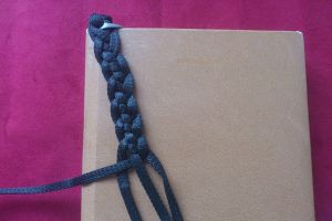 плетение браслетов из шнурков17