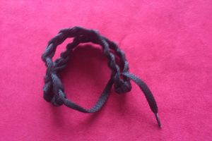 плетение браслетов из шнурков21