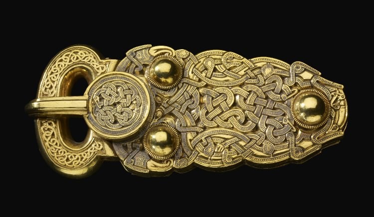 Золотая пряжка конца 7 века из раскопок в Саттон-Ху