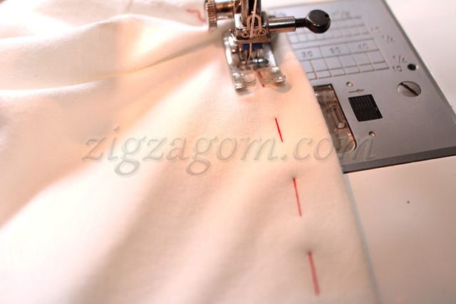 На швейной машине устанавливаем длину стежка 3,5 мм и с помощью двойной иглы закрепляем нижние срезы
