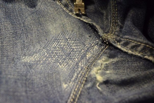Как закрыть дырки на джинсах