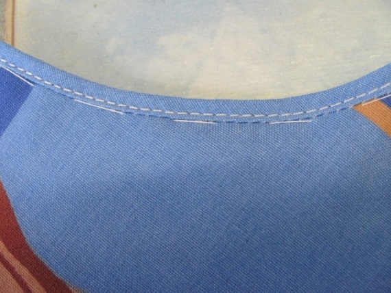 Швейный уголок: Обработка горловины и проймы летних платьев