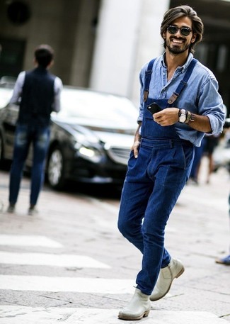 Голубую джинсовую рубашку и штаны-комбинезон можно надеть на прогулку или на встречу с друзьями в кафе. Если ты не боишься смешивать разные стили, на ноги можно надеть серые кожаные ботинки челси.
