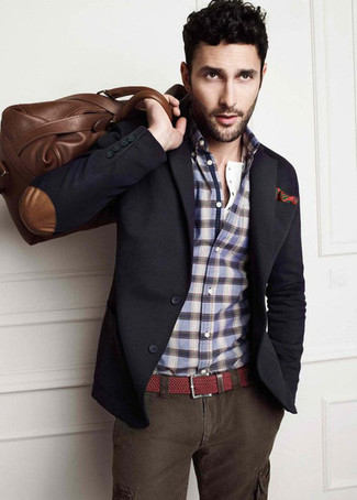 Приверженцам стиля casual должно понравиться сочетание темно-серого пиджака и брюк карго.