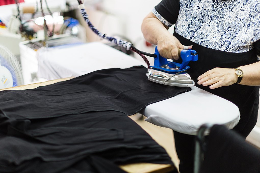 Производственный процесс: Как шьют футболки и толстовки. Изображение № 6.