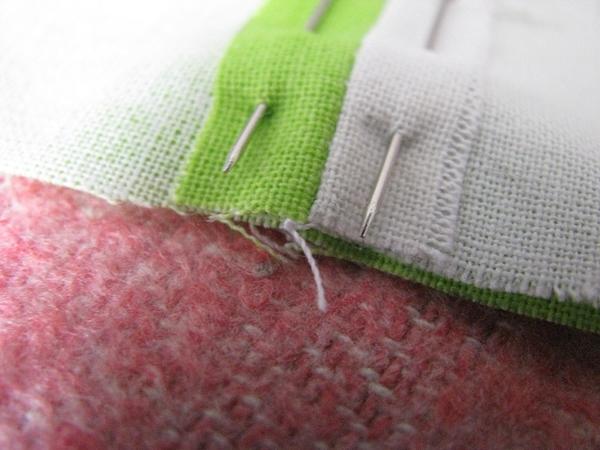 Используем швейные булавки для фиксации ткани