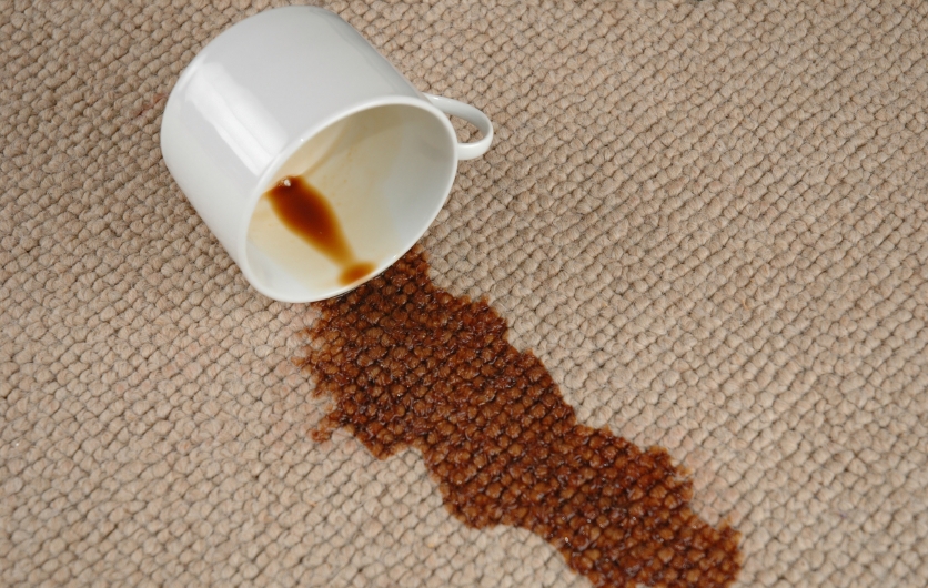 Любителям кофе частенько приходится выводить пятна от этого напитка. Фото с сайта www.everestclean.com 