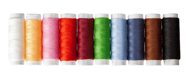 Швейные нити разноцветных изолирован на белом — стоковое фото