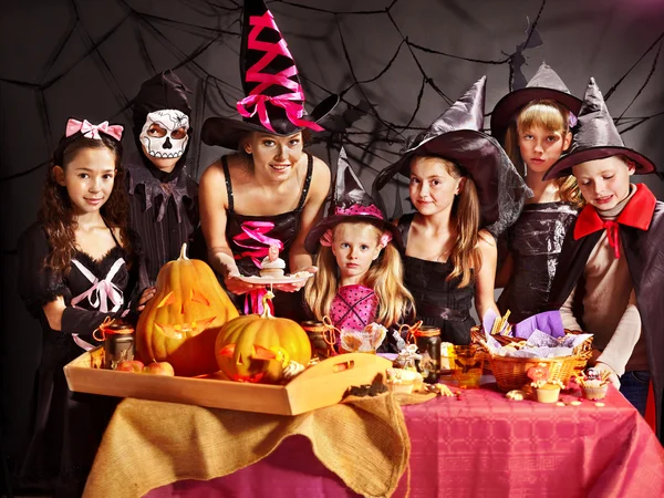 Семья на вечеринке в честь Хэллоуина с детьми — стоковое фото