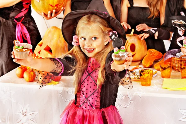 Девушка в карнавальный костюм на Хэллоуин, холдинг торты — стоковое фото